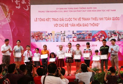 Thứ trưởng Bộ VHTTDL Vương Duy Biên và nguyên Bộ trưởng Bộ Giao thông Vận tải Hồ Nghĩa Dũng trao giải B cho các em thiếu nhi